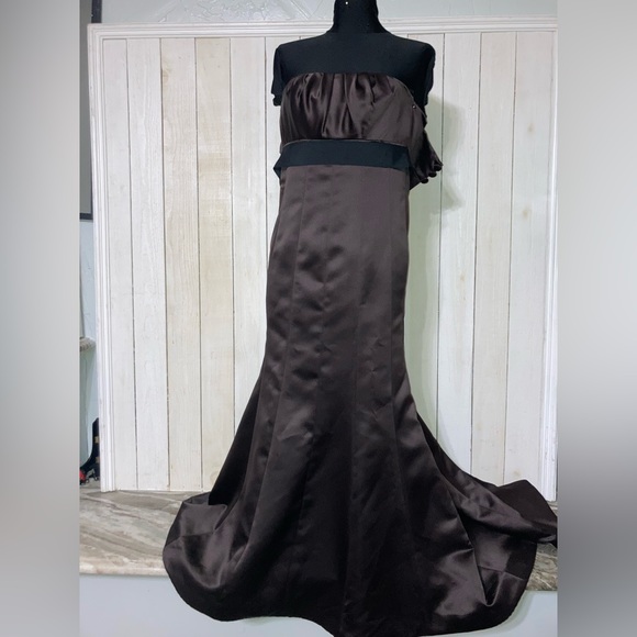 Vera Wang Maids Satin Gown Brown w/ black ribbon on waist strapless size 8 - Picture 15 of 16